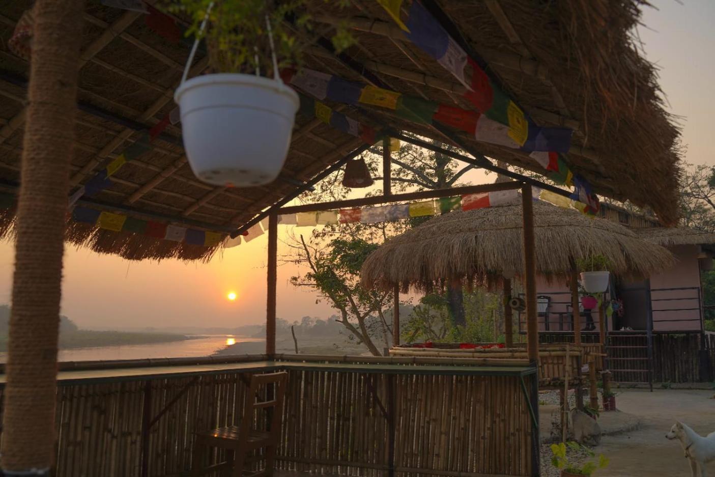 Bamby Chilling House - Feel The Nature Sauraha Dış mekan fotoğraf