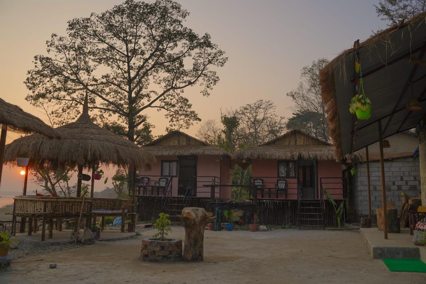 Bamby Chilling House - Feel The Nature Sauraha Dış mekan fotoğraf